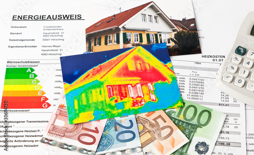 Foto: Energie sparen. Haus mit Wärmebild Kamera Energie sparen. Haus mit Wärmebild Kamera