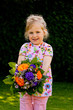 Foto: Kind mit Blumenstrauß. Geschenk für Muttertag Kind mit Blumenstrauß. Geschenk für Muttertag