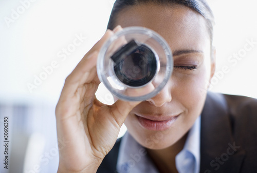 Foto: Businesswoman using magnifying glass Businesswoman using magnifying glass