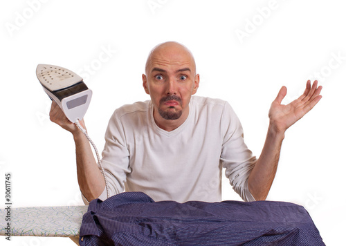 Photo: hilfloser Mann mit Bügeleisen in der Hand hilfloser Mann mit Bügeleisen in der Hand