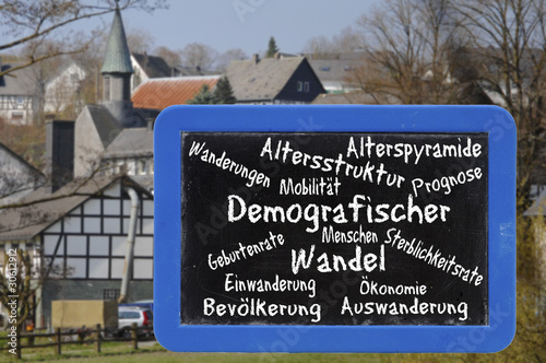 Foto: Demografischer Wandel Schrift auf Tafel Demografischer Wandel Schrift auf Tafel