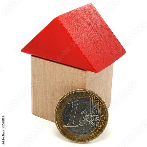 Foto: Bausteinhaus mit Euromünze Bausteinhaus mit Euromünze