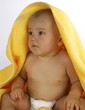 bébé et serviette de bain