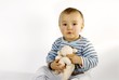 petit garçon et sa peluche