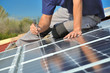 Montage d'un toit solaire