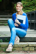 Foto: portrait of beautiful student at the park portrait of beautiful student at the park