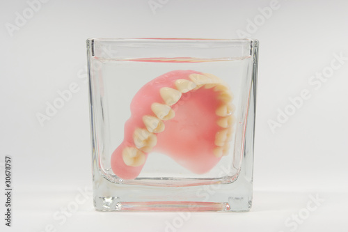 Foto: Prothese im Wasserglas Prothese im Wasserglas