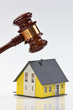 Symbol für Immobilien Krise bei Häusern