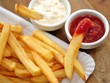Pommes Frites mit Ketchup und Majonaise