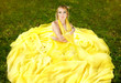 Foto: Young beautiful girl in a yellow dress in the woods Young beautiful girl in a yellow dress in the woods