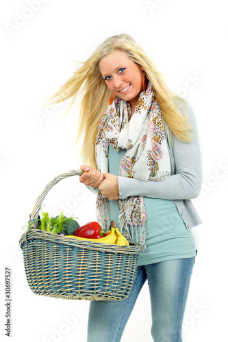 Photo: junge Frau mit Einkaufskorb junge Frau mit Einkaufskorb