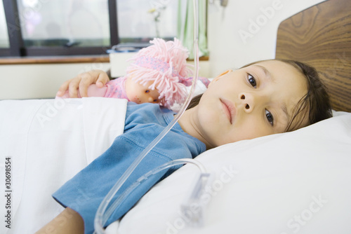 Foto: Girl lying in hospital bed Girl lying in hospital bed