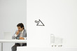 Foto: Man sitting in front of laptop computer, computer cursor and shopping cart in foreground Man sitting in front of laptop computer, computer cursor and shopping cart in foreground