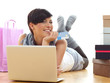 Foto: Beautiful woman with credit card shopping on the internet Beautiful woman with credit card shopping on the internet