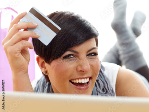 Foto: Nice woman with credit card shopping on the internet Nice woman with credit card shopping on the internet