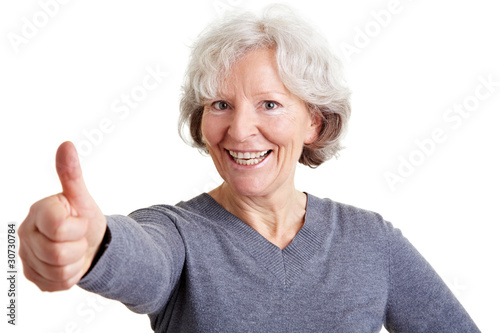 Photo: Seniorin hält ihren Daumen hoch Seniorin hält ihren Daumen hoch
