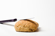 Roggenbrötchen mit Messer