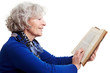 Seniorin liest einen Roman