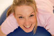 Foto: Junge Frau auf Fitnessball Junge Frau auf Fitnessball