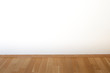 Parket und weiße Wand in einem leeren Zimmer Parket und weiße Wand in einem leeren Zimmer