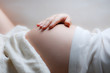 schwangere Frau mit Hand auf dem Bauch - soft
