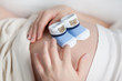 schwangere Frau mit Babyschuhen auf dem Bauch schwangere Frau mit Babyschuhen auf dem Bauch