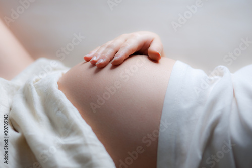 Photo: schwangere Frau mit Hand auf dem Bauch - soft schwangere Frau mit Hand auf dem Bauch - soft