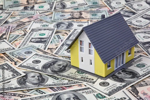 Photo: Haus auf Dollar Geldscheinen Haus auf Dollar Geldscheinen