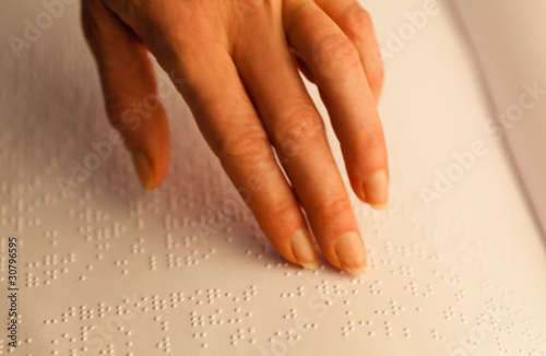 Photo: Blindenschrift und Finger. Buch in Braille Blindenschrift und Finger. Buch in Braille