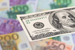 Euro Geldscheine und Dollar.