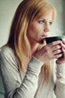 Photo: Frau mit heisser Tasse Kaffee Frau mit heisser Tasse Kaffee