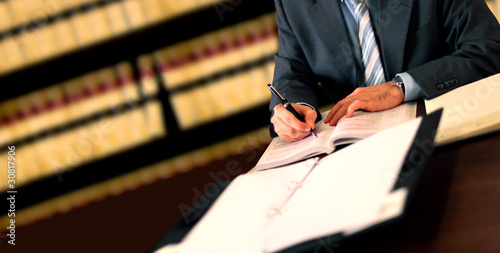 Foto: businessman signing a contract businessman signing a contract
