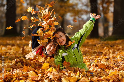 Foto: Kids playing in autumn park Kids playing in autumn park