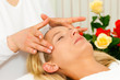 Frau erhält eine Wellness Kopfmassage