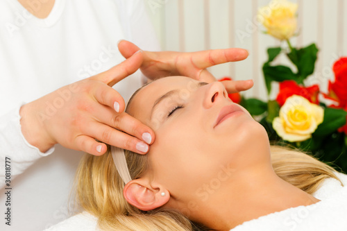 Foto: Frau erhält eine Wellness Kopfmassage Frau erhält eine Wellness Kopfmassage