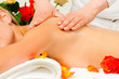 Frau erhält eine Wellness Massage