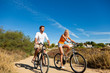 Paar im Urlaub beim Radfahren am Strand