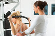 Patientin bei der Physiotherapie