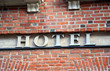 Backsteinmauer mit Hotelschild Backsteinmauer mit Hotelschild