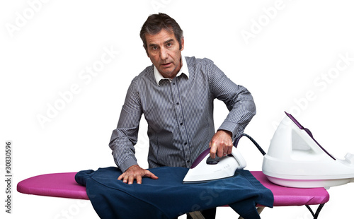 Photo : homme qui repasse homme qui repasse