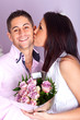 homme qui offre des fleurs a une femme