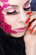 Beauty Frau mit hübschen Nägel und Ornament im Gesicht Beauty Frau mit hübschen Nägel und Ornament im Gesicht