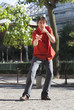 homme jouant gesticulant dans la rue