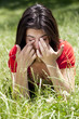 jeune femme allergique se frottant les yeux