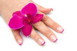 mano di donna con orchidea