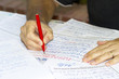 Professeur corrigeant des copies d'examen