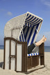 Foto: Strandkorb mit Frau am Meer Strandkorb mit Frau am Meer