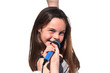fillette qui chante avec son micro sur fond blanc fillette qui chante avec son micro sur fond blanc