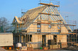 Rohbau eines Hauses mit Dachstuhl