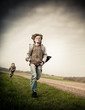 courir jouer amuser enfant camapgne nature frère famille sortie